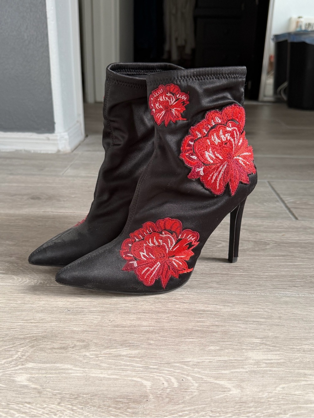 Jessica Simpson Black Pointed Stiletto Ankle Boots with Red Floral Detail 6.5
